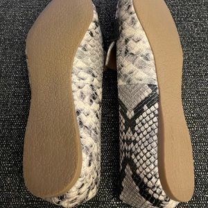 Steve Madden Erosion Flats size 7. Snakeskin pattern. Brand new never worn
